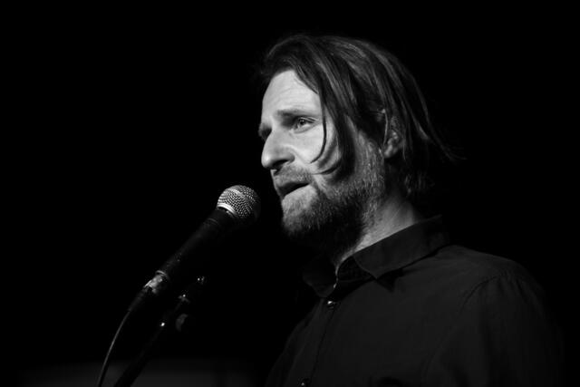 Klaus Lederwasch ist Autor, Liedermacher und Österreichischer Meister im Poetry Slam.  | Foto: Pia Alina Schulz