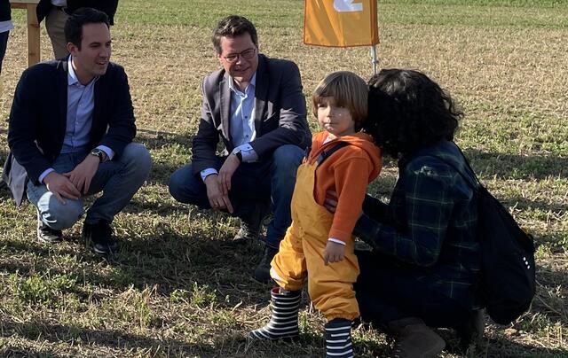Vinzen Pinheiro-Ivanov und seine Mama im Gespräch mit den beiden Stadträten Christoph Wiederkehr (l, Neos) und Jürgen Czernohorsky (SPÖ). | Foto: Karl Pufler
