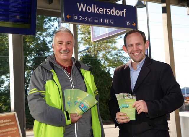 Christian Schrefel und Georg Ecker freuen sich über das Klimaticket auch in Niederösterreich. | Foto: Grüne NÖ
