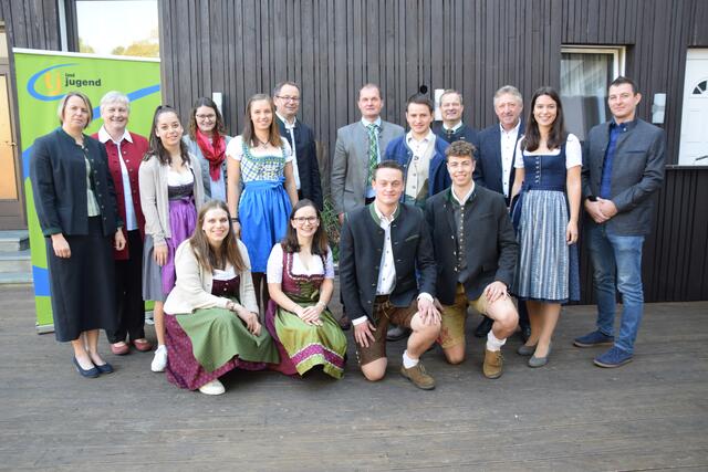 Der neue Vorstand des Landjugend Bezirk Eggenburg unter der Leitung von Veronika Döller und Michael Kölbl (Kniend in der Mitte) mit den Ehrengästen der Generalversammlung.