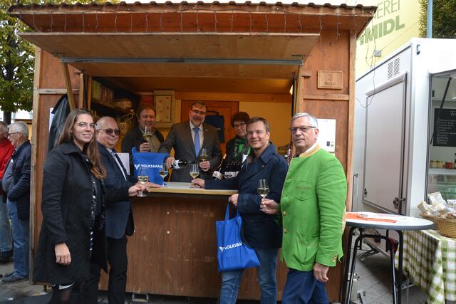 Gratulation an die Organisatoren für das erfolgreiche Projekt. | Foto: Volksbank Mistelbach