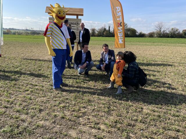 Der kleine Vinzenz berichtete den beiden Stadträten über seine Pflanzaktion im Wald der jungen WienerInnen. | Foto: Karl Pufler