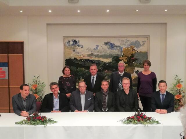 Gabriele Kramer-Webinger, Bürgermeister Franz Mold, Joachim Adolf und Stadtarchivarin Elisabeth Moll (hinten v. l. n. r.) sowie Oliver Kühschelm, Josef Prinz, Stadtarchivar Friedel Moll, Stefan Eminger, Martin Scheutz und Roman Zehetmayer (vorne v. l. n. r.) freuten sich, einen ersten "Etappensieg" feiern zu können.