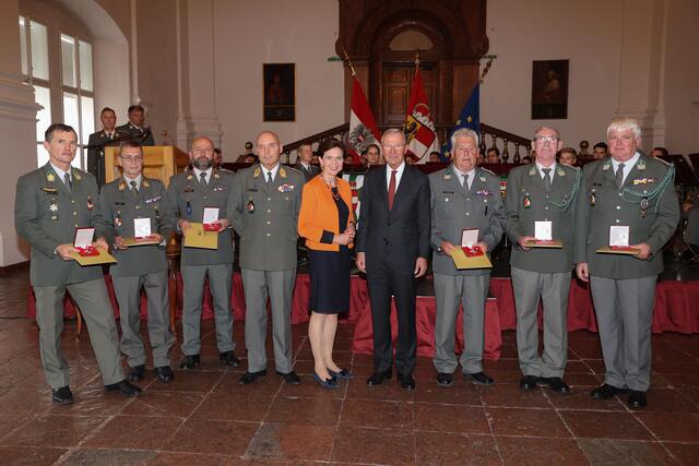 Salzburger Militärkommandant Anton Waldner, LTP Brigitta Pallauf und LH Wilfried Haslauer (Mitte) mit den sechs neuen Verdienstzeichenträgern des Landes Christian Steger-Jud, Alfred Ernst, Gerhard Pfeffer,  Georg Messner, Georg Lettner und Hermann König. | Foto: LMZ/Franz Neumayr