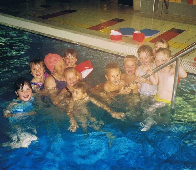 Viele Kinder lernten mit ihr das Schwimmen.