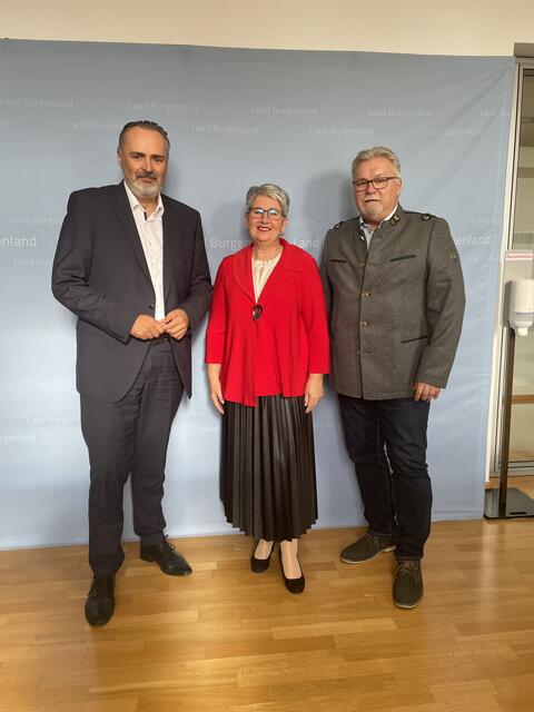 LH Hans Peter Doskozil mit Ulrike Kitzinger, der neuen Ortschefin von Sigleß, und Altbürgermeister Josef Kutrovatz. | Foto: Sigleß