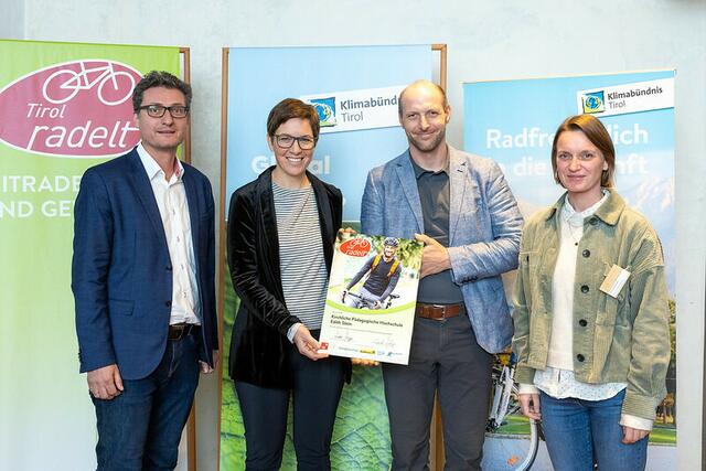 Auszeichnung "Tirol radelt" für Kirchliche Pädagogische Hochschule Edith Stein
v.l.n.r.: Andrä Stigger (Klimabündnis Tirol), Maria Kalcsics, Nikolaus Janovsky und Teresa Kallsperger (Land Tirol – Mobilitätsplanung) | Foto: (c) Klimabündnis Tirol/Lechner