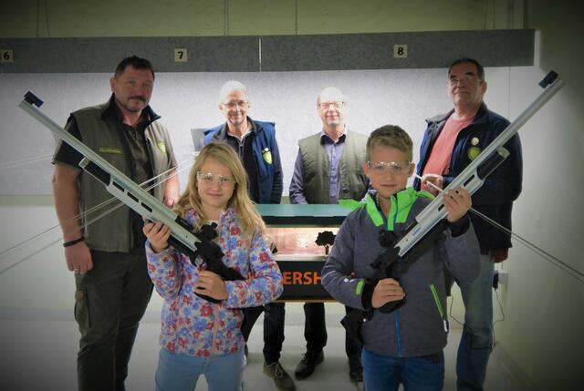 Oberschützenmeister Josef Kohzina, Schützenmeister Manfred Spelitz, DI Franz Arthold, Schützenrat Otto Peterschelka sowie Hannah und Matthias mit den neuen Luftdruckgewehren und Schießbrillen.