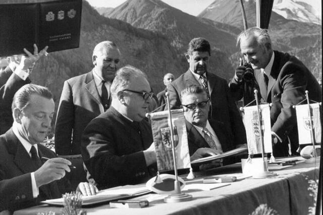 Im Oktober 1971 bei der Unterzeichnung der Heiligenbluter Vereinbarung: die Landeshauptleute Hans Sima (Kärnten), Hans Lechner (Salzburg) und Eduard Wallnöfer (Tirol).