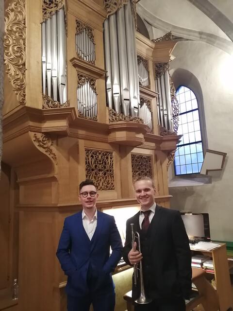 Die beiden Musiker Florian Birklbauer (links) und Isaac Knapp vor dem Benefizkonzert in Hofkirchen. | Foto: Privat