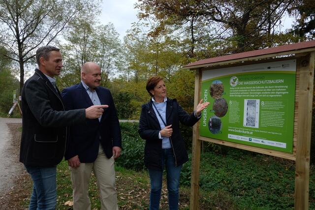 Freuen sich über den Bodenlehrpfad: ( v.l.n.r ) Markus Hillebrand, Gerald Wonner und Maria Pein, Vizepräsidentin der Landwirtschaftskammer. | Foto: LK Danner
