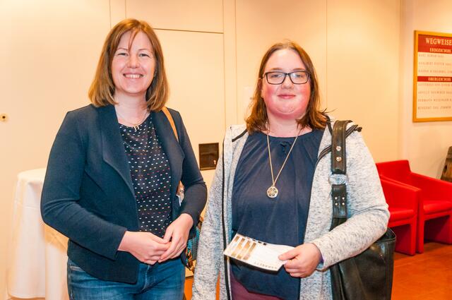 Sabine Brandstetter und Martina Pfabigan schnupperten Kabarettluft. | Foto: Michael Mikscha