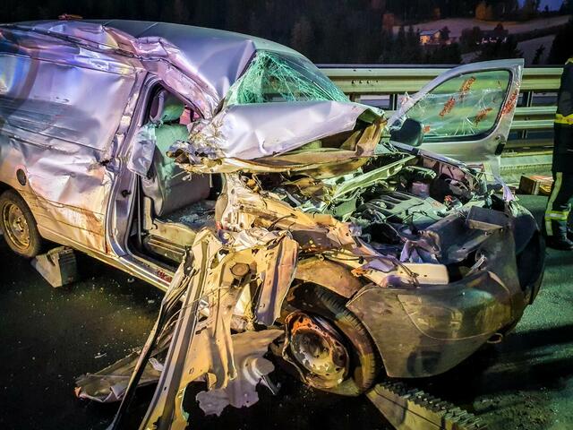 Der Zusammenprall der Fahrzeuge war so heftig, dass ein Motorblock herausgerissen wurde. | Foto: FF Mooskirchen