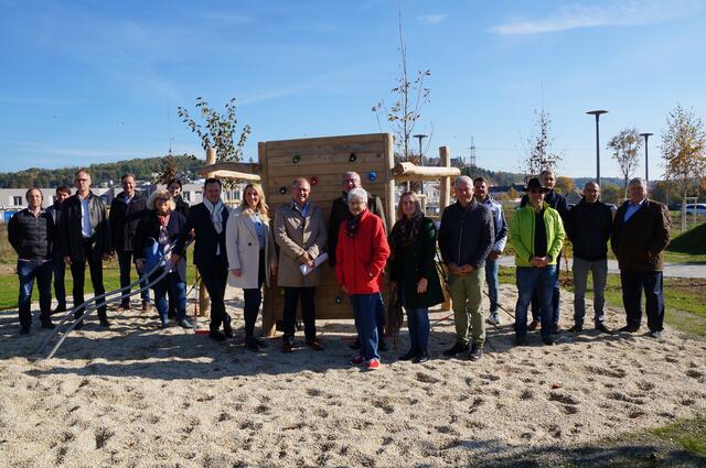 Viele Ehrengäste bei der Eröffnung des neuen Parks am Vorum Voitsberg mit Bgm. Bernd Osprian | Foto: Almer