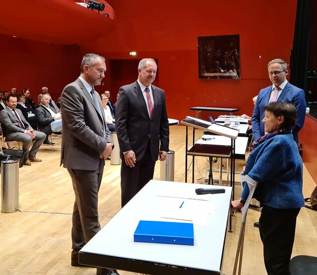 Szene von der Angelobung in Pregarten (von links): ÖVP-Vizebürgermeister Werner Philipp, SPÖ-Vizebürgermeister Alexander Skrzipek und ÖVP-Bürgermeister Fritz Robeischl mit Bezirkshauptfrau Andrea Außerweger.