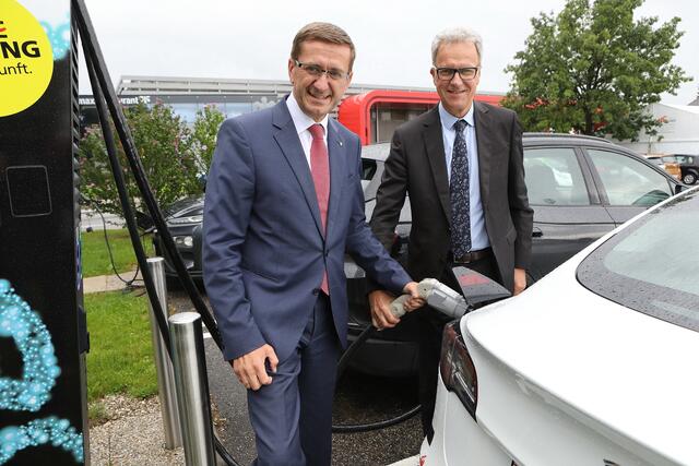 Energie AG Aufsichtsratsvorsitzender Markus Achleitner und Geschäftsführer Klaus Dorninger (Energie AG Vertrieb) bei der Eröffnung der Schnellladestation. | Foto:  Land OÖ/Maringer