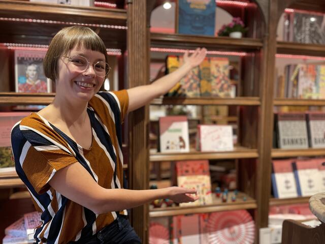 Luisa Thies sieht "Wechselseitig" als Galerie, es sei ihr wichtig, bei wenig Büchern zu bleiben. Es soll um das Entdecken und um Inspiration gehen.