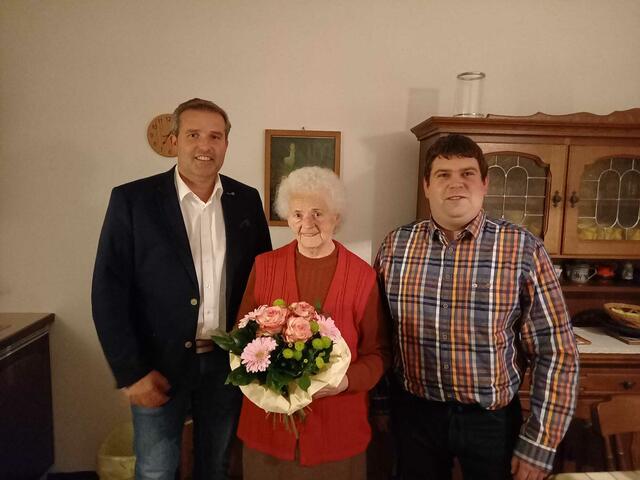 Bürgermeister Ewald Bürger, Theresia Bürger und Gemeinderat Stefan Wilfinger. | Foto: Gemeindeamt Pilgersdorf