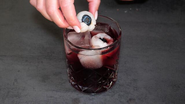 Litschis und Heidelbeeren werden kurzerhand zu Augen im Drink. | Foto: M. Spitzauer