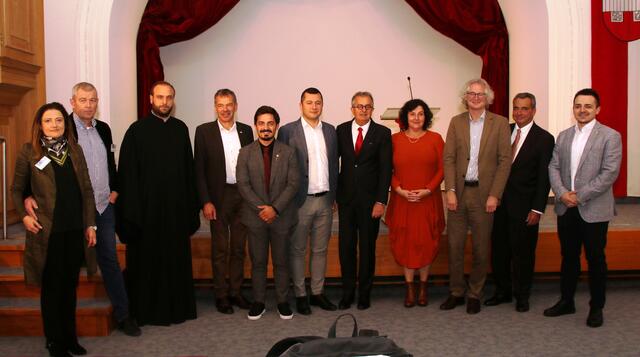 Tamara und Andreas Baumgartner-Danilović, Erzpriester Aleksandar Stolić, Bürgermeister Georg Willi, Filip Vlajić, Oliver Ranisavljević, Botschafter Nebojša Rodić, Irene Heisz, Ulf Brunnbauer, Michael Zimpfer und Vladimir Vlajić