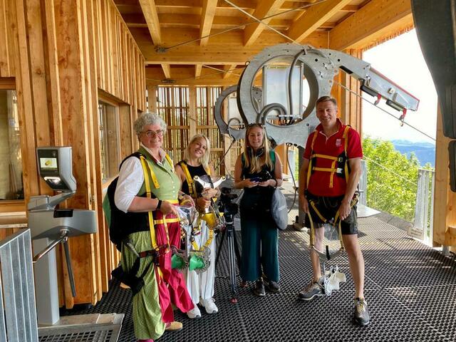 Claudia Kubelka (links) ist die Ortschefin von Annaberg. Hier macht sie sich im Dirndl für einen Flug mit der Zip-Line bereit.