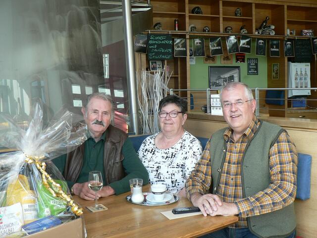 von links nach rechts:  Jubilar Wilhelm Gartner, Gattin Erika Gartner u. Bgm. Franz Dam. | Foto: Marktgemeinde Absdorf