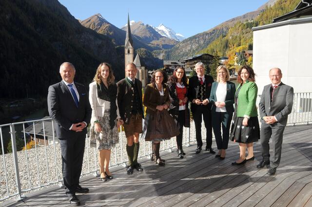 Die 26. Sitzung des höchsten Entscheidungsgremiums des Nationalparks Hohe Tauern fand anlässlich des 50-Jahr-Jubiläums der 'Vereinbarung von Heiligenblut' in Heiligenblut statt. Im Bild LH Kaiser, Klimaschutzministerin Gewessler und die politischen Vertreterinnen und Nationalparkdirektoren von Kärnten, Salzburg und Tirol, sowie Ratssekretärin. | Foto: NPHT/Peter Schober