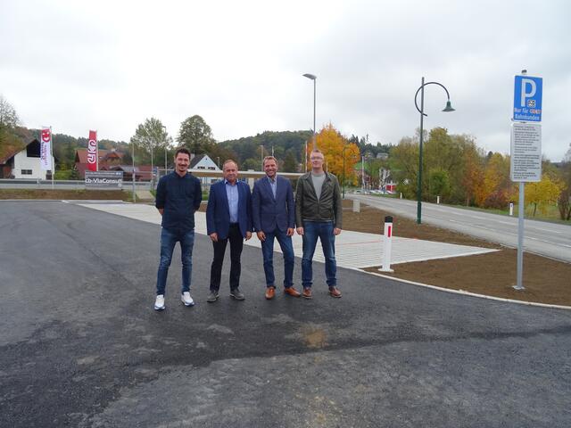 Die neue Park and Ride-Anlage in Oisnitz ist von Vertretern der GKB an die Gemeinde St. Josef übergeben worden:
Bauleiter Stefan Hofer (Strabag AG),
Bgm. Franz Lindschinger, Bernhard Schwab (GKB),
und Christoph Batek (cb-ViaConsult) (v.l.). | Foto: St. Josef