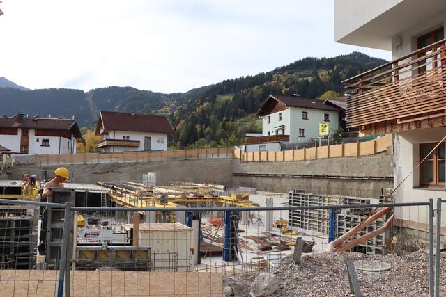 Derzeit wird in Grins gebaut: Westlich des Bestandsgebäudes entsteht ein Zubau. Platz für 30 neue Betten wird geschaffen. | Foto: Siegele