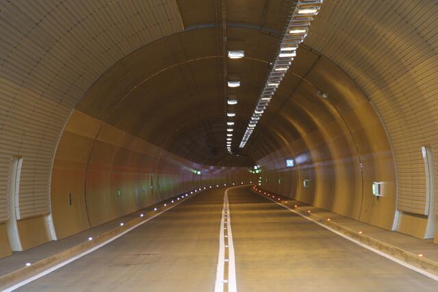 Während der Tunnelsperre gibt es eine lokale Umleitung durch das Stadtgebiet. (Symbolfoto)