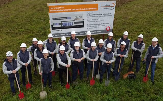 Die Übleis Mitarbeiter freuen sich auf das neue Firmengebäude. | Foto: Übleis