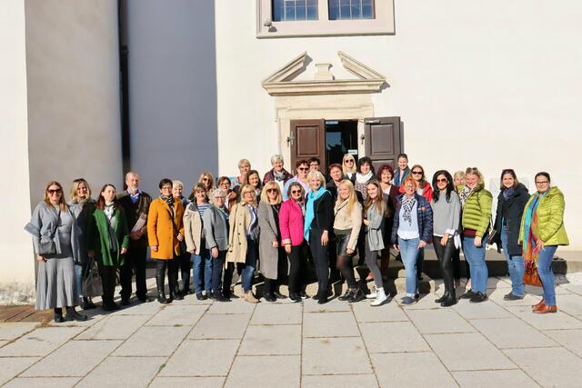 Unternehmerinnen und Bäuerinnen trafen sich alle in Köflach vor der Kirche. | Foto: Cescutti