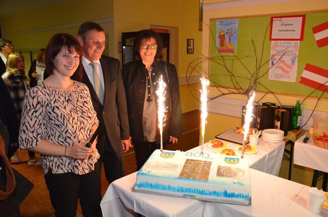 In Festfreude: Chronik-Redakteurin Sandra Schreiner (links), Bürgermeister Johann Weber, Gemeinderätin Maria Temmel. | Foto: Walter Tuifel