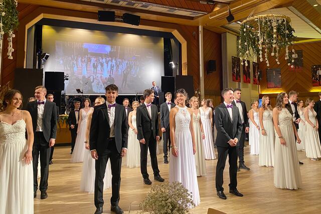45 Mädchen und Burschen aus dem Gymnasium zelebrierten ihren Maturaball in der Stadthalle Fürstenfeld. | Foto: Bernhard Hirczy