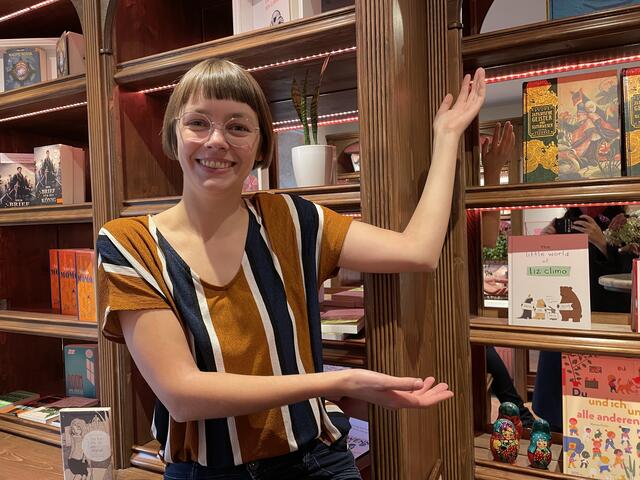 Luisa Thies in ihrer Buchhandlung in der Salzburger Innenstadt.