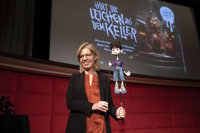 Der Werbespruch soll "auf kreative Weise" zum Kesseltausch anregen, so Gewessler bei der Präsentation. | Foto: Tobias Steinmaurer / picturedesk.com