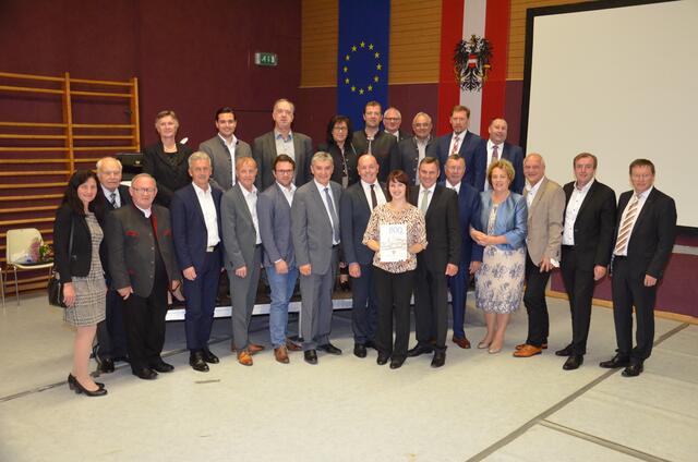 Unter Beisein von viel Prominenz wurde die neue Eberauer Gemeindechronik präsentiert, die Sandra Schreiner erstellt hatte. | Foto: Walter Tuifel