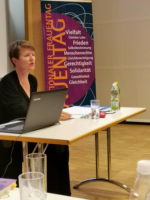 Referentin Alexandra Weiss beim Jubiläum der Frauenberatung Perg | Foto: Heidi Wabro
