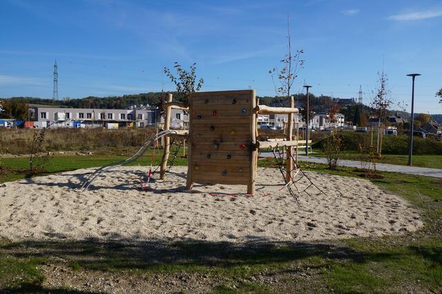 Ein Blickfang des neuen Parksm, ein Spiel- und Klettergerät für die Kinder | Foto: Almer