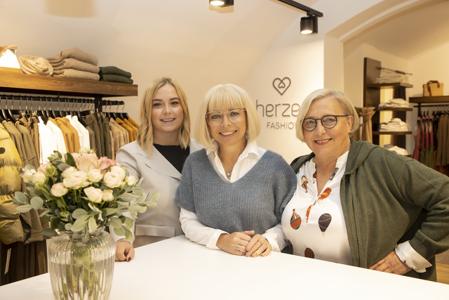 Julia und Petra Schauer mit Firmengründerin Marianne Weissenbacher.
