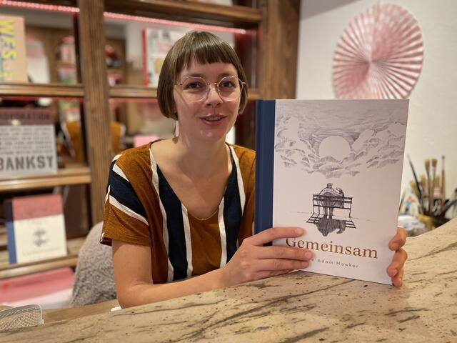 Luisa Thies mit einem Buch, dass sie empfiehlt. 