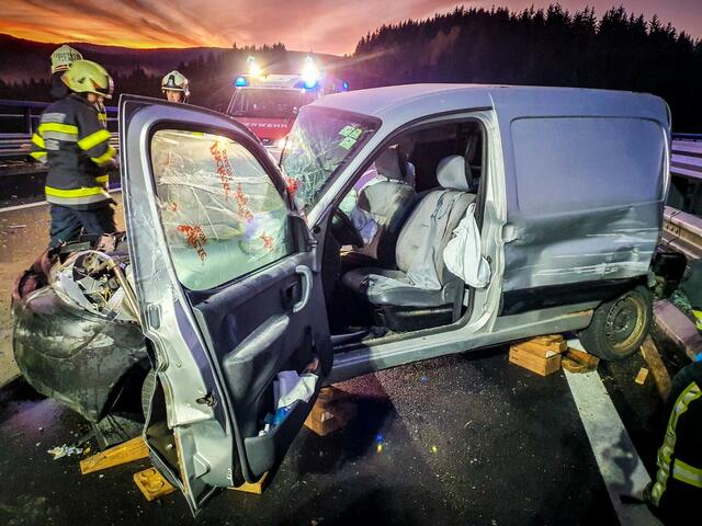 Mit modernstem Gerät wurde der Unfalllenker aus dem Wrack befreit. | Foto: FF Mooskirchen
