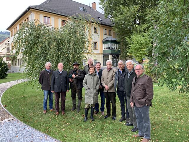LFS-Direktorin Elfriede Größing mit Bezirksjägermeister Johann Waich (2. von links) und Vertretern der Kärntner Jägerschaft. | Foto: Privat