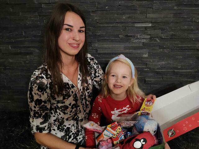 Carina Kropfitsch mit Tochter Thalja freuen sich auf abgegebene Schuhkartons und Päckchen. | Foto: Privat