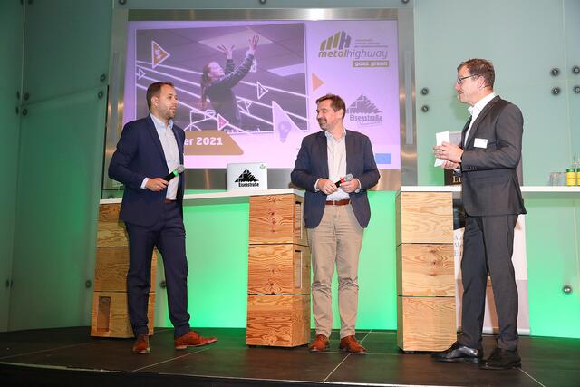 Der Kristallsaal erstrahlte im grünen Licht: Eisenstraße-Themenfeldsprecher Markus Felber, Eisenstraße-Obmann Werner Krammer und Moderator Hannes Käfer (v.l.) bei „Metal Highway goes green“ im Schloss Rothschild in Waidhofen an der Ybbs.