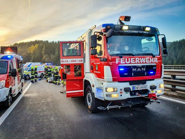 Die Autobahn war längere Zeit gesperrt, teilweise sogar in beiden Fahrtrichtungen. | Foto: FF Mooskirchen