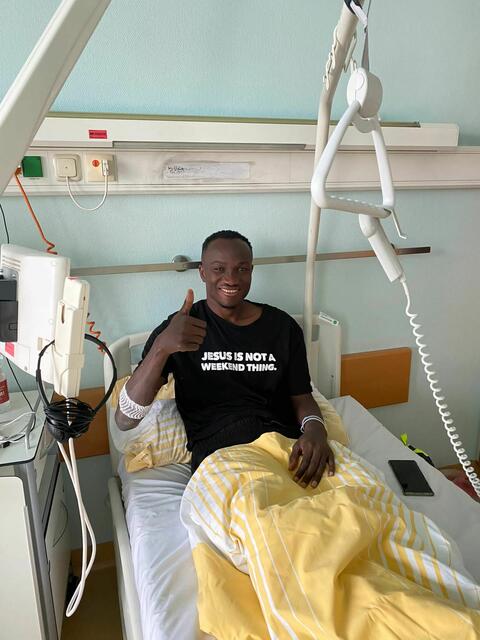 Blau Weiß Linz-Stürmer Raphael Dwamena kann einen Tag nach seinem Kollaps am Spielfeld schon wieder lachen. | Foto: Blau Weiß Linz