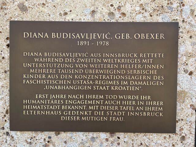 Die Gedenktafel wurde aufgrund der Pandemiesicherheitsmaßnahmen am 7. April 2021 in einem kleineren Kreis der Vertreter der Stadt Innsbruck am Obexer-Haus eingeweiht, der Festakt fand jetzt statt. | Foto: Ch. Niederwolfsgruber