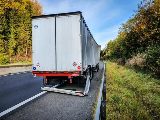 Bei einem Sattelschlepper fiel Ladegut auf die Fahrbahn. | Foto: FF Mooskirchen