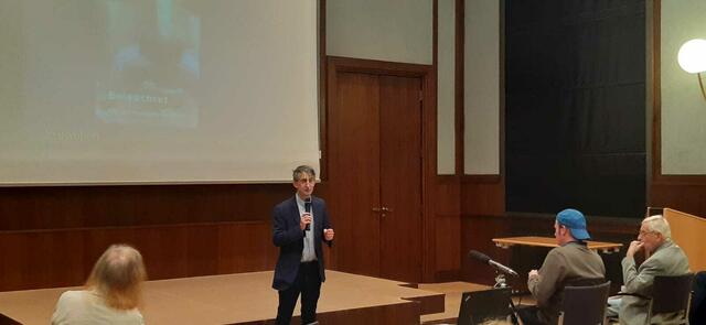 Marcello La Speranza erzählte im Favoritner Amtshaus über seinen neu erschienenen Band "Beleuchtet".  | Foto: Lea Bacher